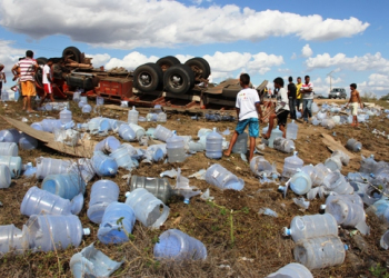 Pai e filho ficam feridos depois de tombamento de caminhão na BA 120