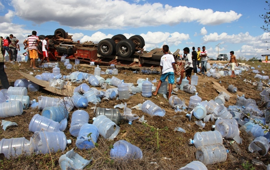 Pai e filho ficam feridos depois de tombamento de caminhão na BA 120