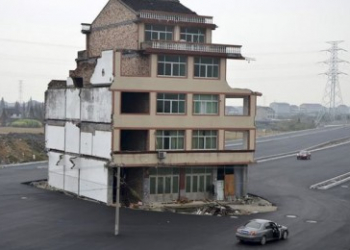 Negócio da China: casal recusa proposta e empresa constrói rodovia ao redor de imóvel na China