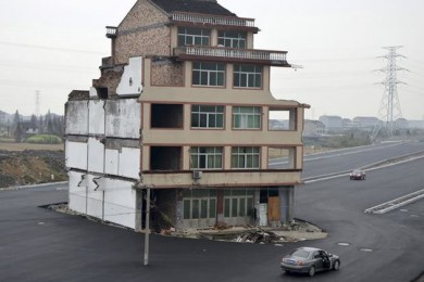 Negócio da China: casal recusa proposta e empresa constrói rodovia ao redor de imóvel na China