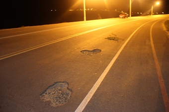 Dois homens ficam feridos depois de moto Bis cair em buraco na pista e estourar pneu