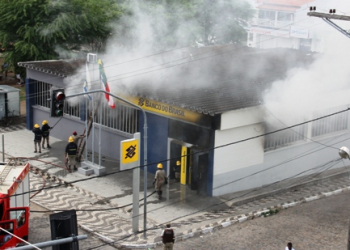 Fogo destrói agência do Banco do Brasil em Riachão do Jacuípe (Veja o álbum de fotos e imagens do incêndio)
