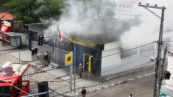 Fogo destrói agência do Banco do Brasil em Riachão do Jacuípe (Veja o álbum de fotos e imagens do incêndio)
