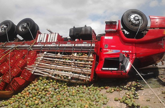 Caminhão carregado de frutas tomba no contorno de Feira de Santana
