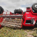 Caminhão carregado de frutas tomba no contorno de Feira de Santana