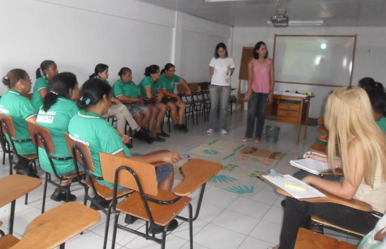 Projeto fibra do Sertão promove curso de designer para produtoras de tapetes da Indústria da APAEB