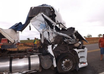 Tucano – Carreteiro sai ileso depois de bater veículo em caminhão baú