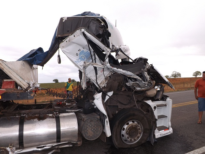 Tucano – Carreteiro sai ileso depois de bater veículo em caminhão baú