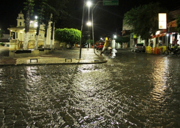 Previsão do Clima Tempo se concretiza e chuva muda cenário do centro da cidade
