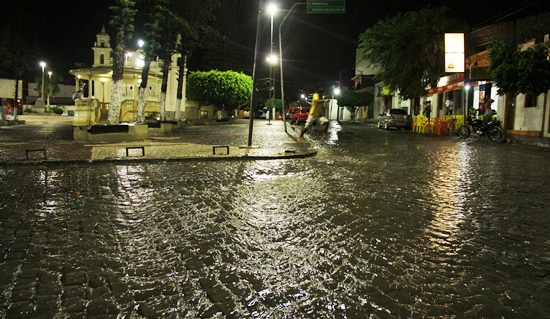 Previsão do Clima Tempo se concretiza e chuva muda cenário do centro da cidade