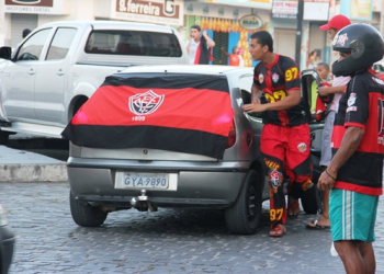 Depois de muito sufoco, torcedor do Vitória comemora subida do time para série A do Brasileiro em 2013