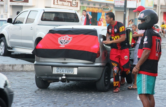 Depois de muito sufoco, torcedor do Vitória comemora subida do time para série A do Brasileiro em 2013