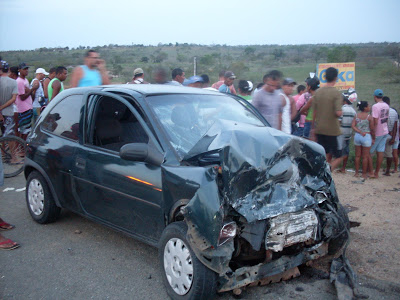 Serrinha – Casal morre na BR 116 em colisão entre Corsa e Gol e outras duas pessoas ficam feridas