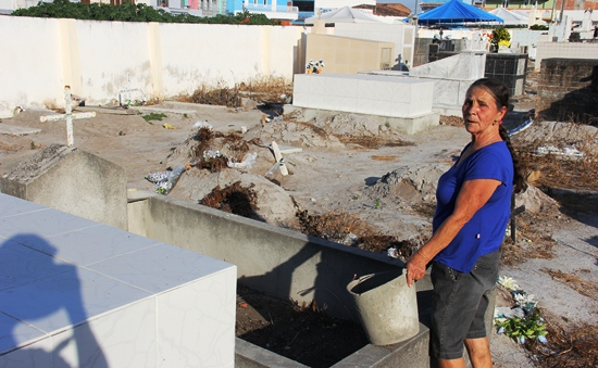 Coiteenses preparam túmulos para a visitação do Dia de Finados
