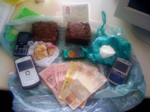 Polícia Militar de Riachão do Jacuípe prende três homens envolvidos com drogas