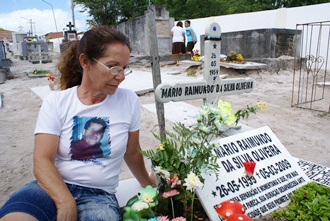 Ex-funcionária da Caixa visita túmulo do marido praticamente todos os dias desde que foi sepultado