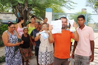 Moradores da Pampulha protestam em frente a EMBASA.Não tem água nem pra fazer o café