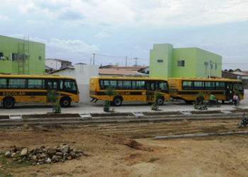 Estudantes recebem mais um ônibus do Programa Caminho da Escola