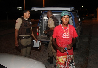 Revoltado por não entrar em escola, dependente químico quebra vidraça