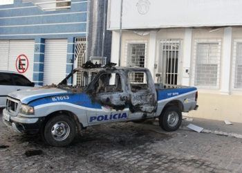 Viatura da PM pega fogo em frente à  4ª CIA em Coité.Comando garante que foi em decorrência de um curto circuíto