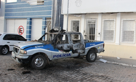 Viatura da PM pega fogo em frente à  4ª CIA em Coité.Comando garante que foi em decorrência de um curto circuíto