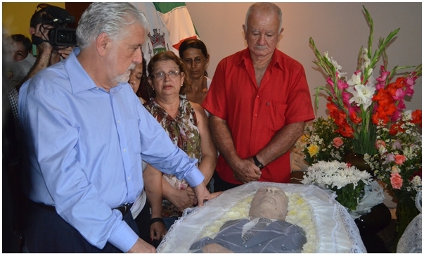 Jussiape – Corpos do prefeito, primeira dama e gerente da EMBASA são sepultados com a presença do governador