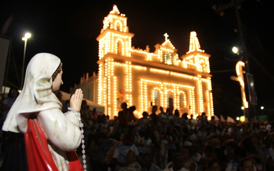 Milhares de católicos participam de missa e procissão de encerramento do novenário de Nossa Senhora de Conceição