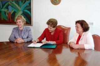 Dilma sanciona projeto que cria o Vale-Cultura
