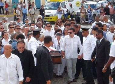 Após missa, corpo de Dona Canô é enterrado no município de Santo Amaro