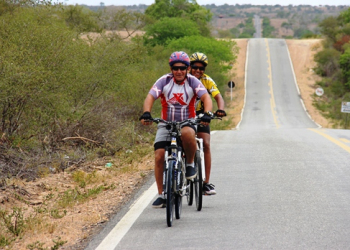 Depois de 17 dias pedalando de São Paulo para Valente, pai e filho estão bem pertinho