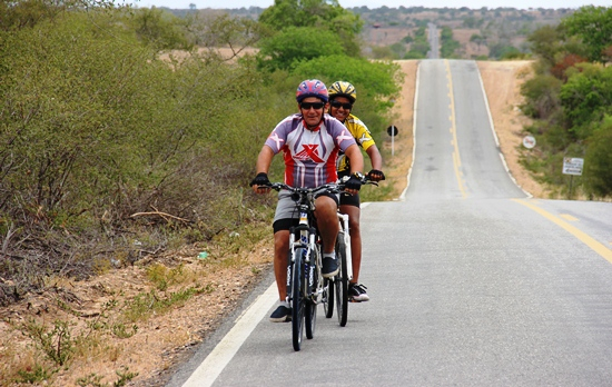 Depois de 17 dias pedalando de São Paulo para Valente, pai e filho estão bem pertinho