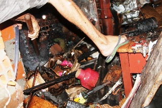 Incêndio consome parte da casa de idosa