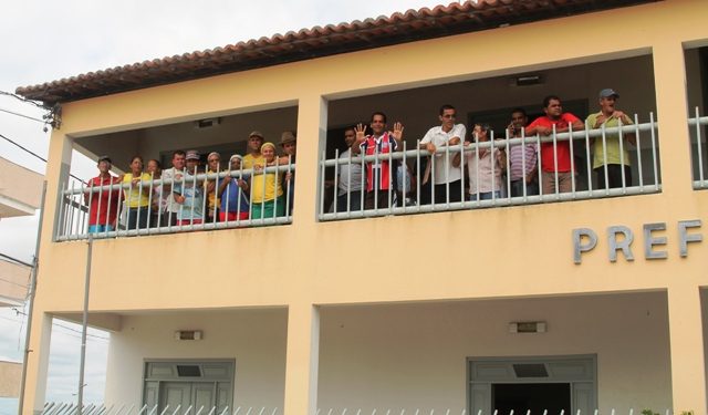 Servidores públicos de Retirolândia voltam a ocupar Prefeitura para cobrar o 13º