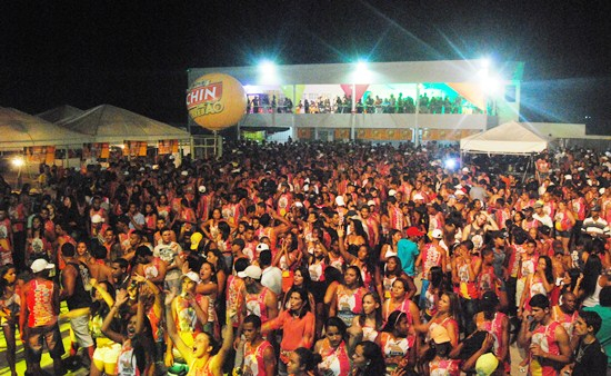 Harmonia,Diego Costa, Adão Negro e Us Sandalhas animaram grande multidão no Arena Show 2012