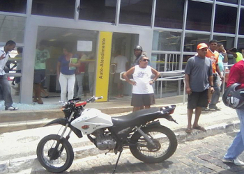 Quadrilha leva terror, dinheiro, funcionários e vigilantes como reféns em assalto a BB de Mundo Novo