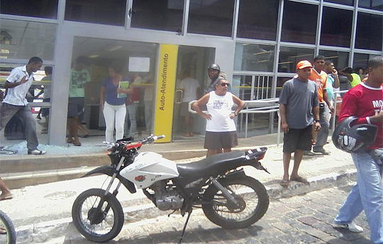 Quadrilha leva terror, dinheiro, funcionários e vigilantes como reféns em assalto a BB de Mundo Novo