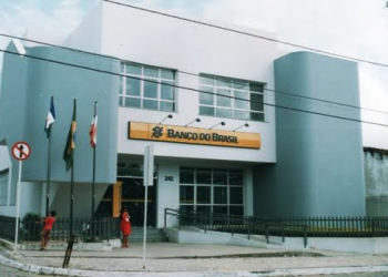 Bandidos arrombam quatro caixas eletrônicos do BB de Pindobaçu