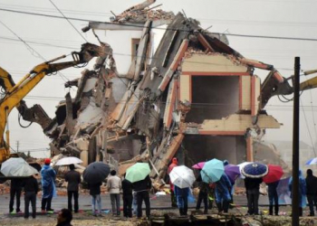 Casa de casal de idosos que ficava no meio de uma rodovia é demolida na China