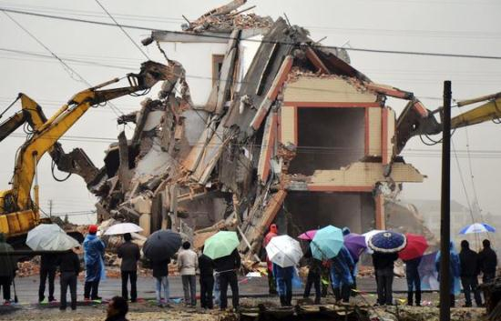 Casa de casal de idosos que ficava no meio de uma rodovia é demolida na China