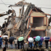 Casa de casal de idosos que ficava no meio de uma rodovia é demolida na China