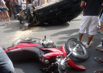 Colisão envolvendo Pálio e moto no centro de Serrinha deixa duas pessoas gravemente feridas