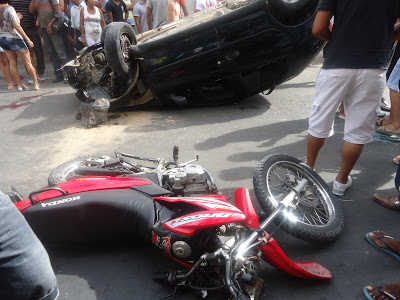 Colisão envolvendo Pálio e moto no centro de Serrinha deixa duas pessoas gravemente feridas