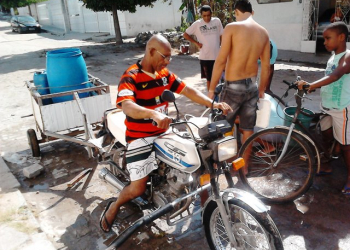 População aproveita cano da EMBASA estourado para coletar água