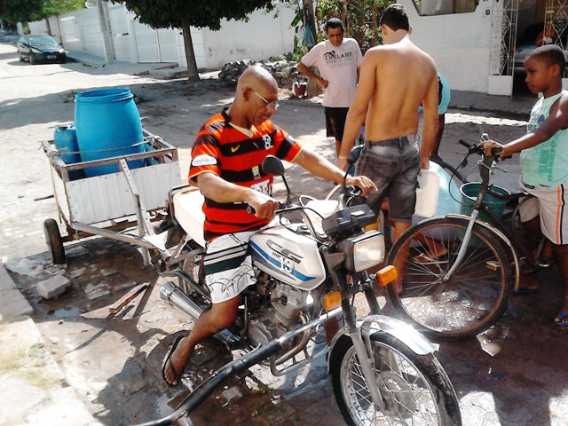 População aproveita cano da EMBASA estourado para coletar água