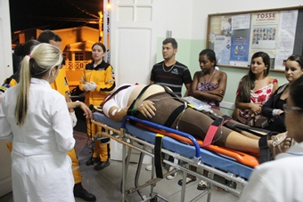 Grávida que passou mal e caiu ao descer de moto tem quadro quase inversível. Médicos tentam salvar a criança