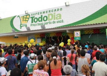 Milhares de pessoas aproveitam as super ofertas de inauguração do Todo Dia em Coité