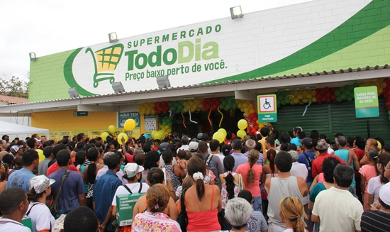 Milhares de pessoas aproveitam as super ofertas de inauguração do Todo Dia em Coité