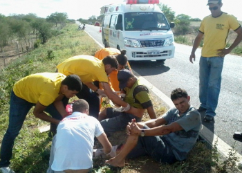 Pneu de moto estoura e provoca acidente envolvendo dois irmãos na BA 120