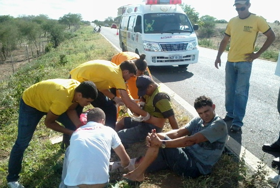Pneu de moto estoura e provoca acidente envolvendo dois irmãos na BA 120