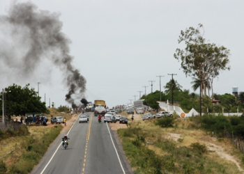 Prefeitura não cumpre acordo e servidores decidem bloquear rodovia
